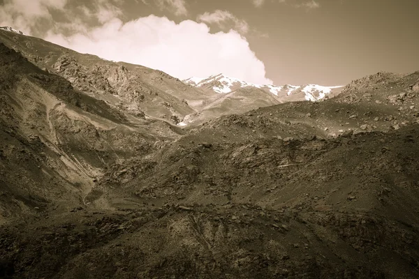 Berge und Wolken. Frühling. Tadschikistan. gemildert — Stockfoto