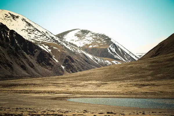 O vale no sopé das montanhas em Pamir. Primavera. Tajiki. — Fotografia de Stock