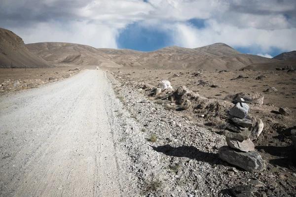 Tádžikistán. Pamír highway. Cesta do mraků. Tónovaný — Stock fotografie