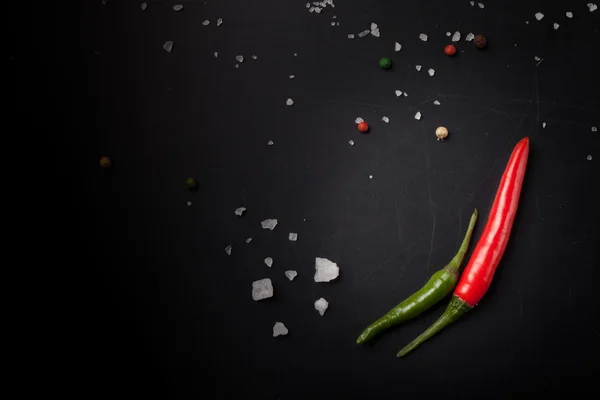 Rode en groene peper peper met zeezout en gekleurde peper — Stockfoto