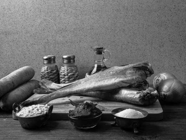 Stillleben mit Fisch, Gemüse und Gewürzen auf einem Holzbrett. Nein. — Stockfoto