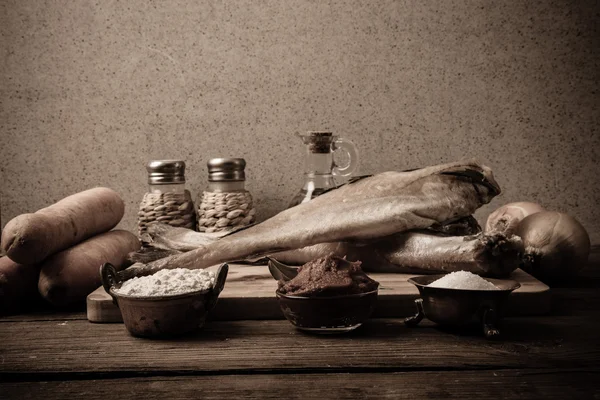 静物与鱼、 蔬菜和香料在木板上。T — 图库照片