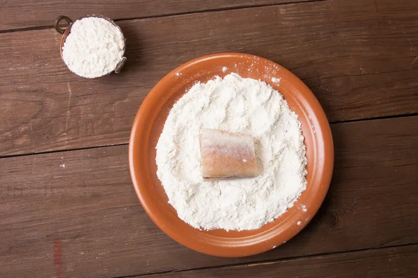 木製表現上皿に小麦粉と新鮮な魚のワンピース — ストック写真