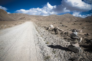 Tacikistan. Pamir karayolu. Bulutlar giden yol. Tonda