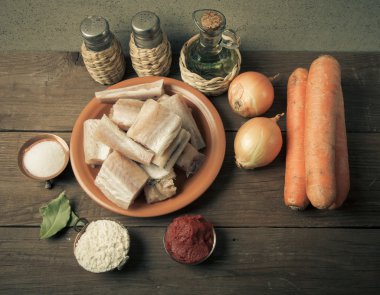 Bir tabak, sebze, un, domates son taze balık parçaları