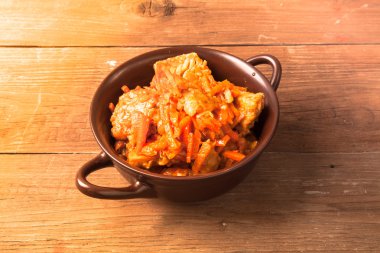 Eski woode üzerinde kahverengi bir seramik kase içinde havuç ile Balık Marine