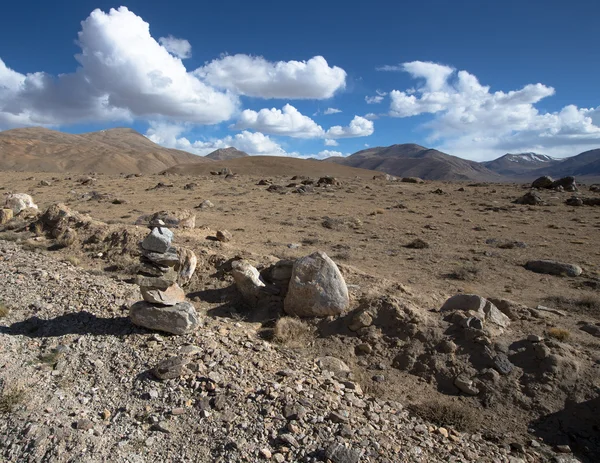 Montagnes et nuages sur Pamir. Le printemps. Tadjikistan — Photo