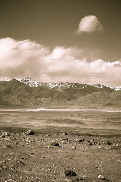 Údolí na úpatí pohoří na Pamíru. Jaro. Tádžická — Stock fotografie