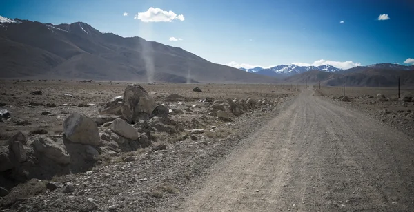 Tajiquistão. Estrada Pamir. Estrada para as nuvens. Tonificado — Fotografia de Stock