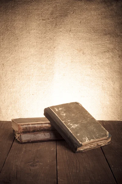 Una pila di vecchi libri su un vecchio tavolo di legno sullo sfondo — Foto Stock