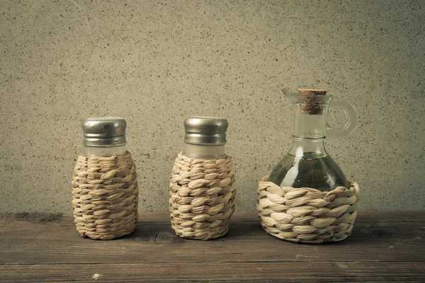 Pfeffer, Salz und Olivenöl auf einem alten Holztisch. gemildert — Stockfoto