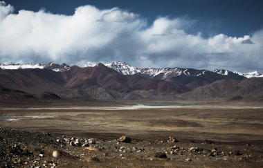 Fann dağlarının vadide. Manzara. Tonda