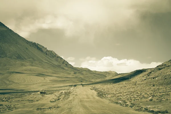 Estrada para nuvens no vale no sopé das montanhas Fann . — Fotografia de Stock