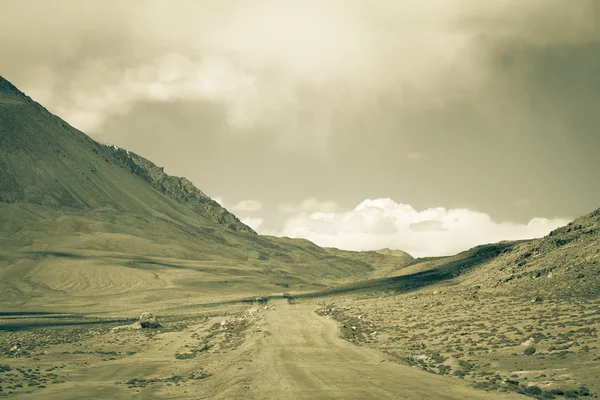 Camino a las nubes en el valle en las estribaciones de las montañas Fann . —  Fotos de Stock