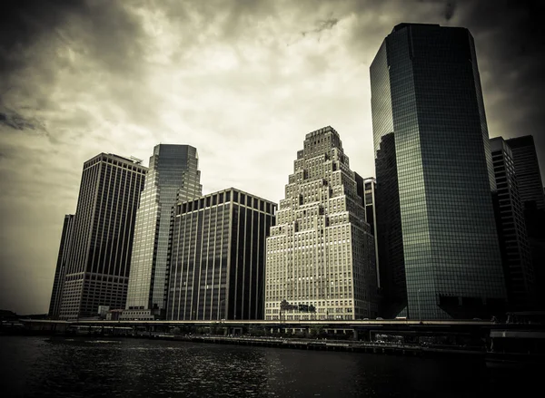 V New Yorku. Úchvatný pohled nižší Manhattan Skyline na afternoo — Stock fotografie