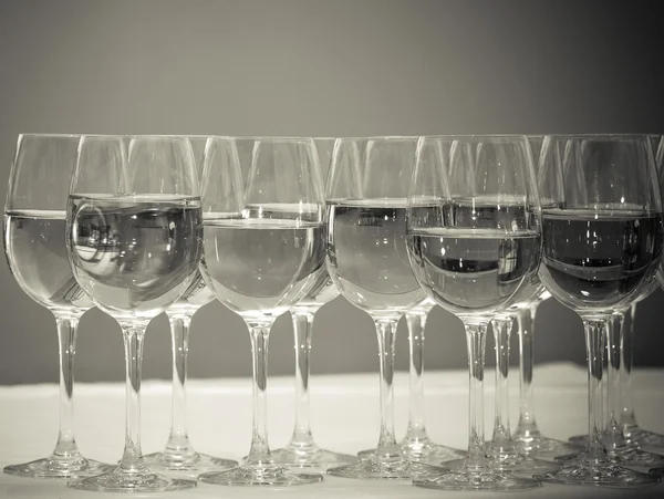 白いテーブルの上のシャンパンのグラス。バンケット。トーン — ストック写真