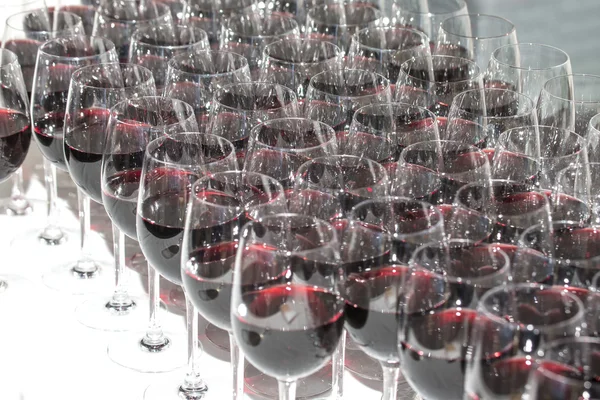 Stemware a vörös bor, a fehér asztal. Bankett — Stock Fotó