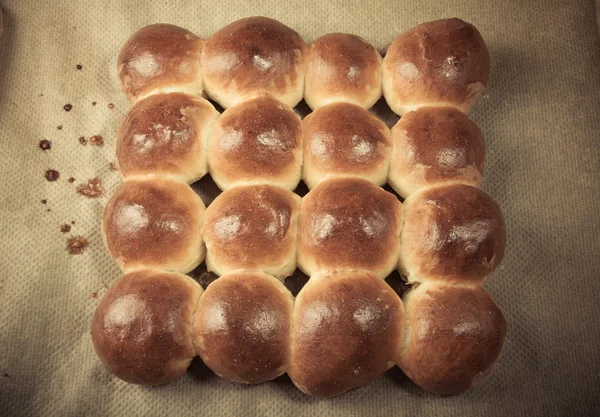 Los rollos recién horneados solo se sacan del horno. Tonificado — Foto de Stock