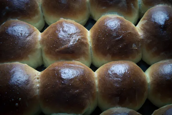 Rolos recém-cozidos só retirados do forno. Tonificado — Fotografia de Stock