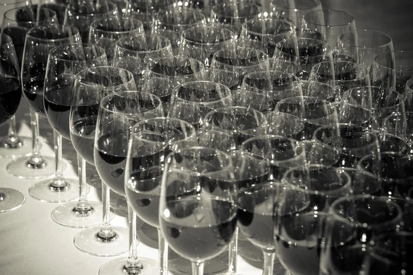 Stemware de vinho tinto em uma mesa branca. Banquete. Tonificado — Fotografia de Stock