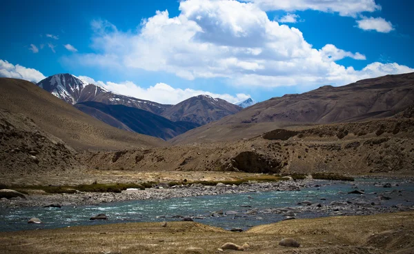 Tormentoso río de montaña en el valle en las estribaciones de la mou Fann — Foto de Stock