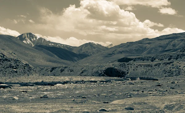 Rivière de montagne orageuse dans la vallée dans les contreforts du mou Fann — Photo