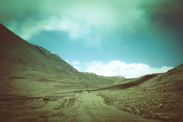 Vägen till moln i dal vid foten av bergen Fann. — Stockfoto