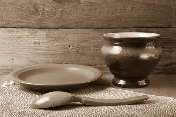 Сельский натюрморт. Глиняный горшок, ложка и тарелка на льняной салфетке. Во. — стоковое фото