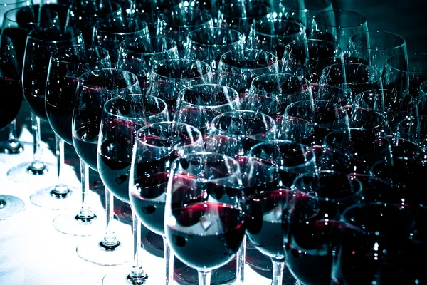 Stemware a vörös bor, a fehér asztal. Bankett. Tónusú — Stock Fotó