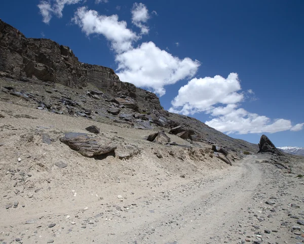 Tacikistan. Pamir karayolu. Bulutlar giden yol. — Stok fotoğraf