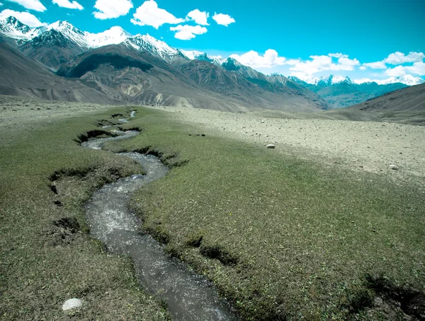 Tadzjikistan. Fjällbäck rinner ner från karga toppar o — Stockfoto