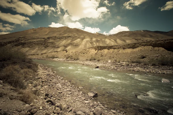 Stormachtige berg rivier in de vallei in de uitlopers van het mou Fann — Stockfoto