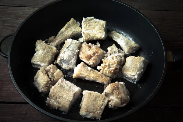 Несколько кусочков жареного рыбного филе на сковородке. Toned — стоковое фото