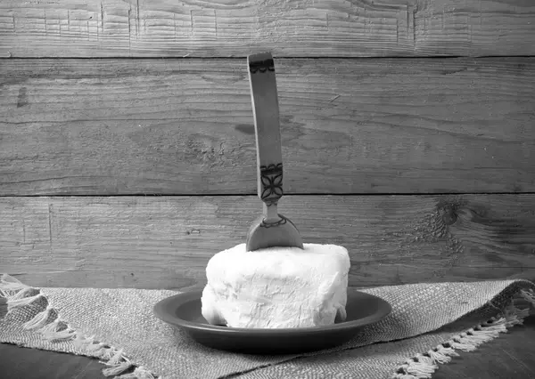 Grande pedaço de manteiga com colher na placa em guardanapo de linho. Rusti... — Fotografia de Stock
