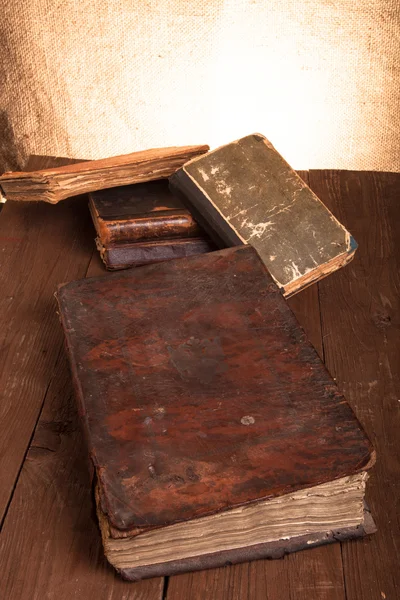 Vieux livres sur une table en bois — Photo