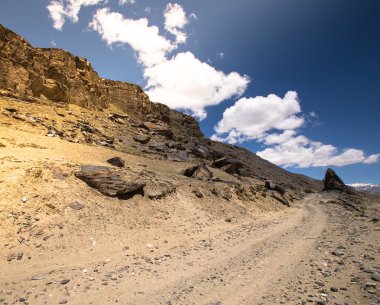 Tacikistan. Pamir karayolu. Bulutlar giden yol.