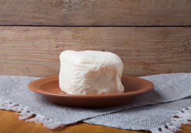 Büyük parça kumaş peçete tabakta üzerine tereyağı. Rustik hala lif