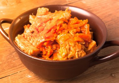 Eski woode üzerinde kahverengi bir seramik kase içinde havuç ile Balık Marine