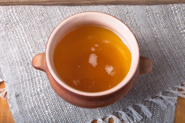 Keten peçete üzerinde ghee ile toprak kap. Rustik natürmort. Ahşap ba