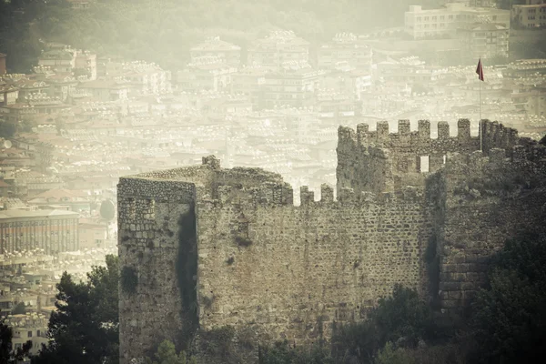 Pozůstatky pevnosti v starém městě Alanie, Turecko. Tónovaný — Stock fotografie