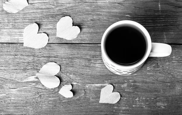 Corazones de San Valentín y taza de té en la vieja mesa de madera. Tonificado . —  Fotos de Stock