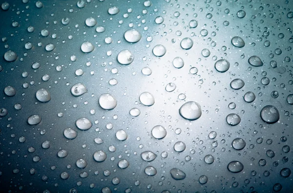 Gotas de agua en la superficie. Profundidad superficial del campo — Foto de Stock