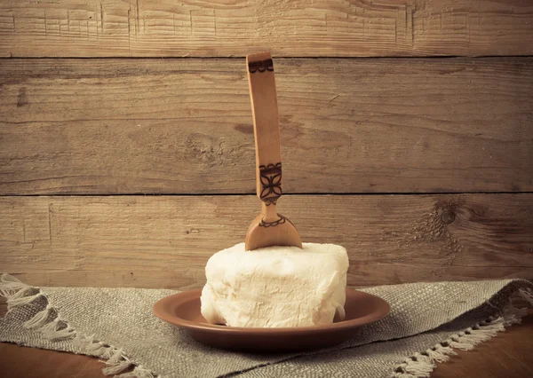 Großes Stück Butter mit Löffel auf Teller auf Leinenserviette. rusti — Stockfoto