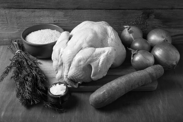 Frango cru inteiro, cebola, cenoura, endro, arroz, sal no bac de madeira — Fotografia de Stock