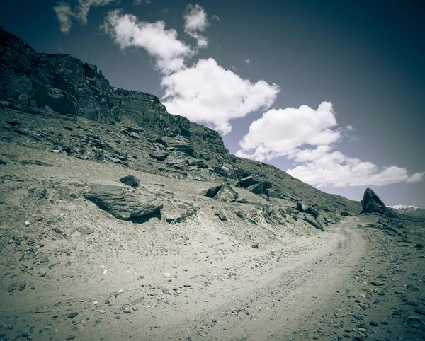 Tadzikistanissa. Pamirin valtatie. Tie pilviin. Sävytetty . — kuvapankkivalokuva