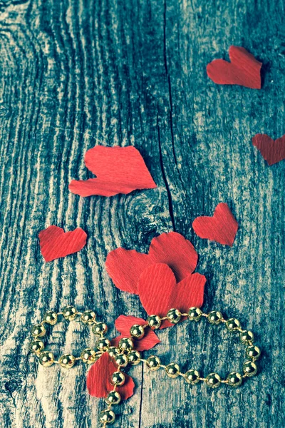 Wiele hearts-Valentine i błyszczące koraliki na starym drewnianym stole. T — Zdjęcie stockowe