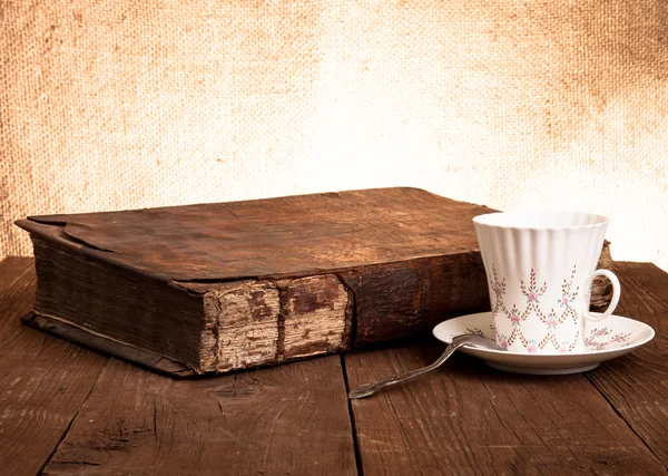 Taza de café, libros viejos sobre la vieja mesa de madera . —  Fotos de Stock