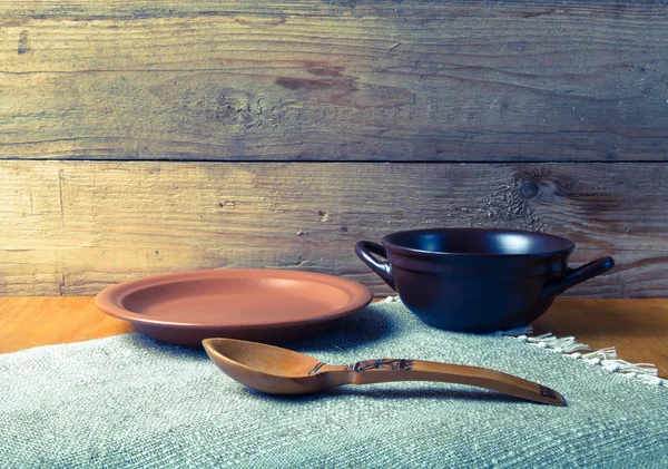 Rustikales Stillleben. Schüssel, Löffel und Teller auf Leinenserviette. Holz — Stockfoto