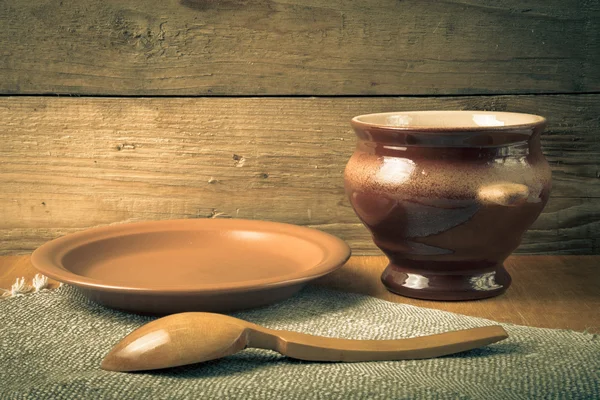 Rustic still life. Clay pot, spoon and plate on linen napkin. Wo — Stock Photo, Image