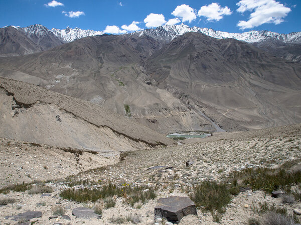 Таджикистан. Вид с Памирского шоссе на реку Пянь и
